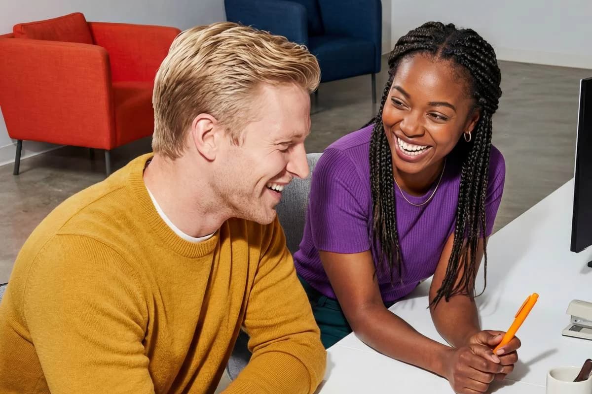 Collega's werken samen aan werving en nieuwe vacatures op kantoor