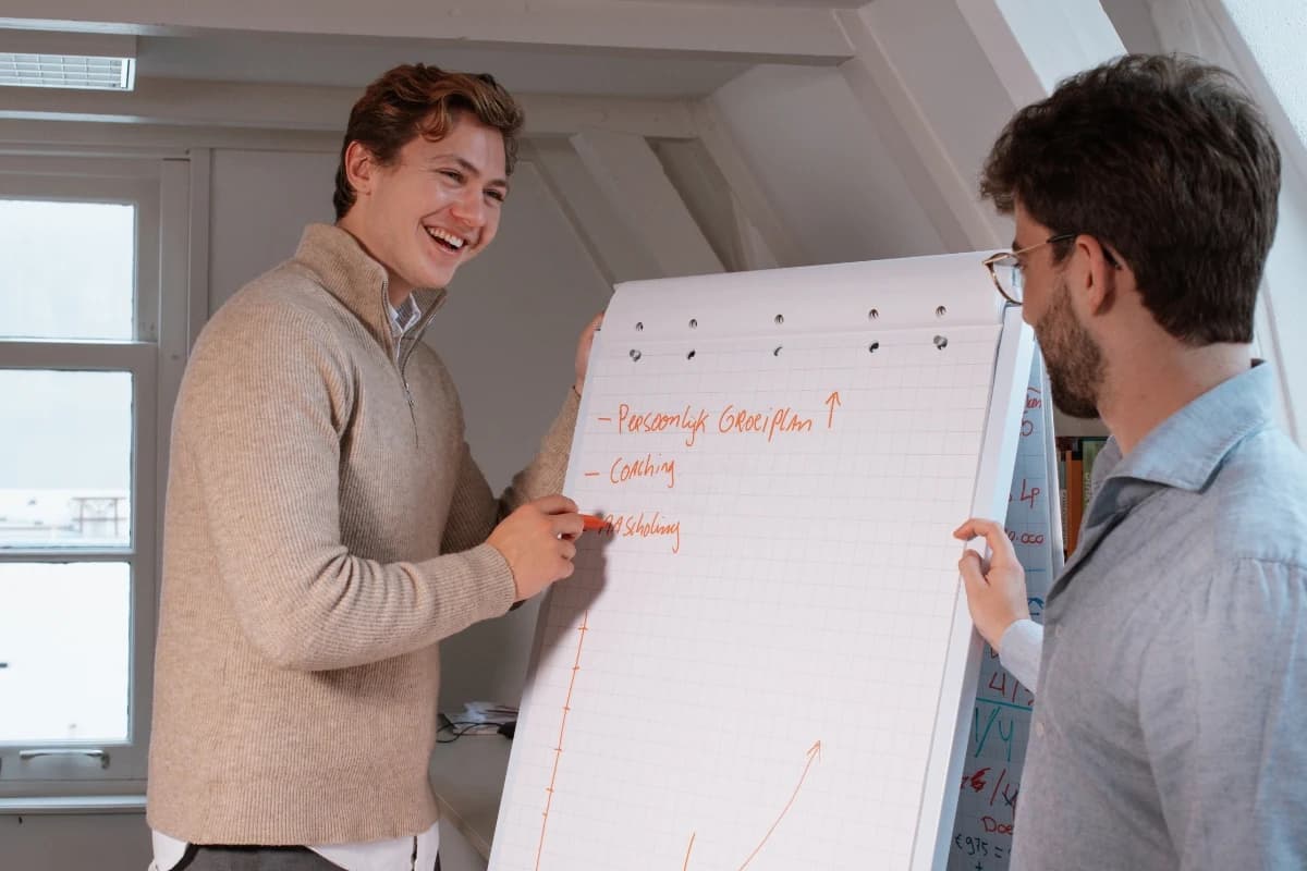 Collega's van VacatureGevonden werken samen aan persoonlijk groeiplan en coaching