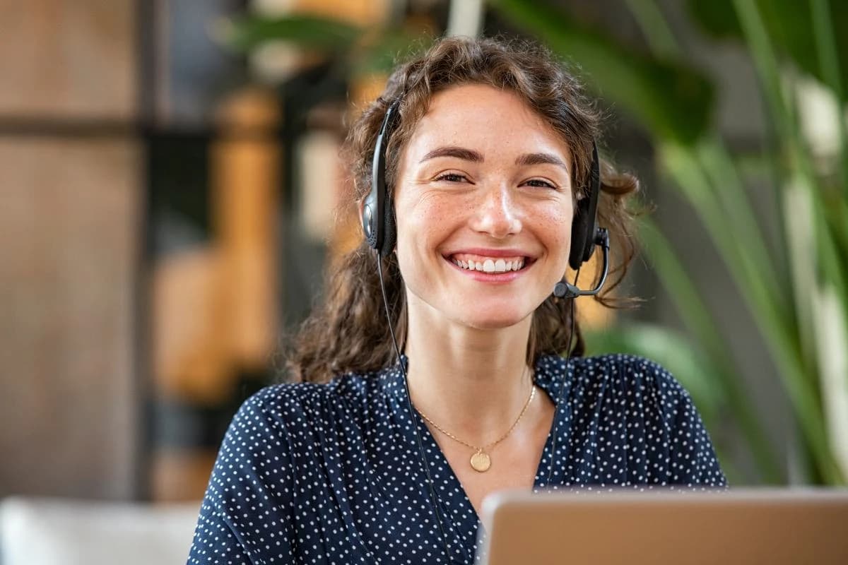 Medewerker helpt werkgevers met het plaatsen van vacatures via VacatureGevonden