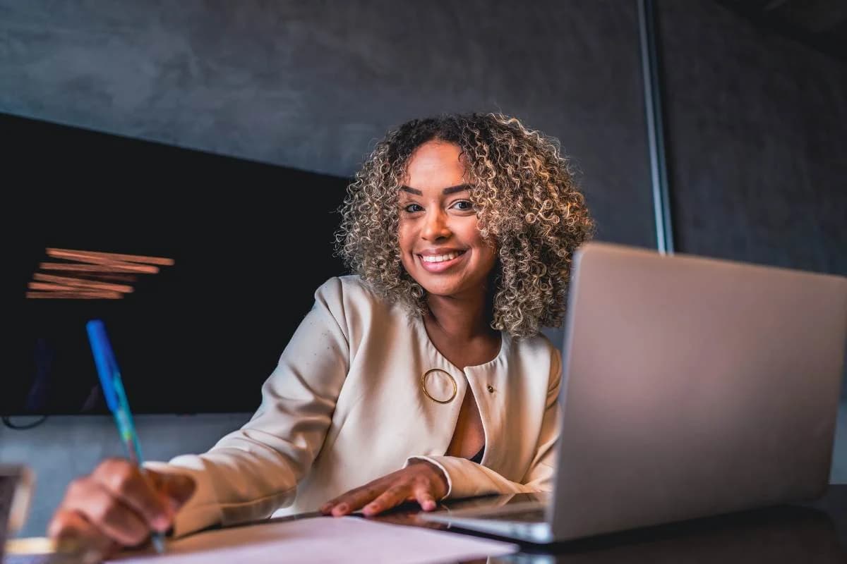 Professionele vrouw zoekt nieuwe baan online via VacatureGevonden