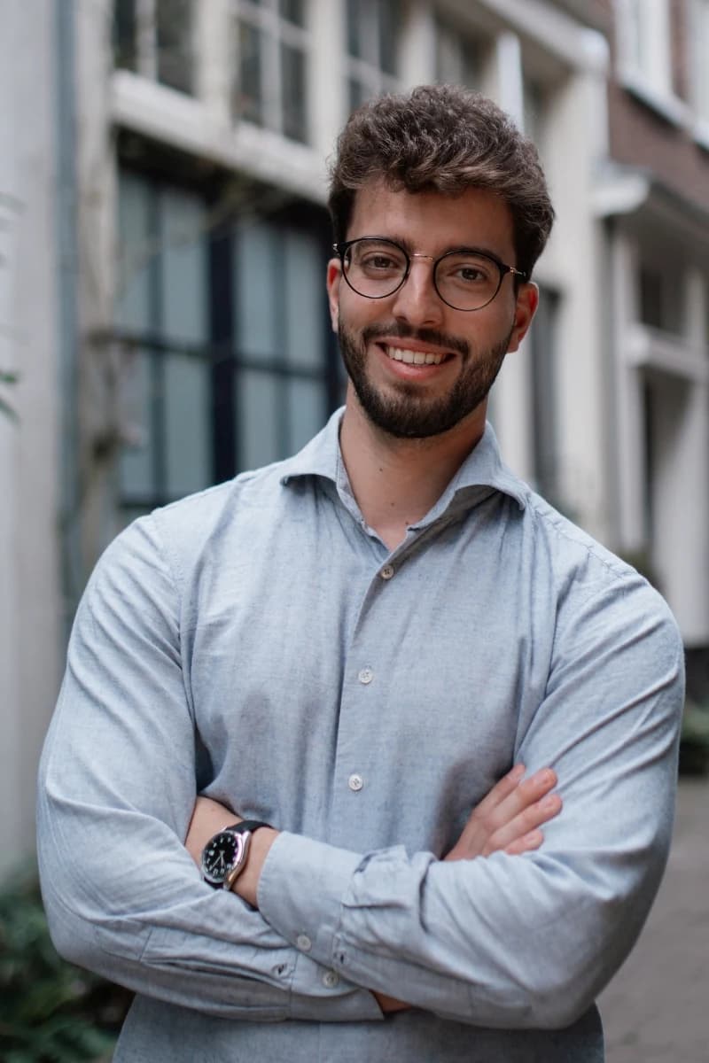 Medewerker van VacatureGevonden klaar om werkgevers te helpen met vacatures plaatsen