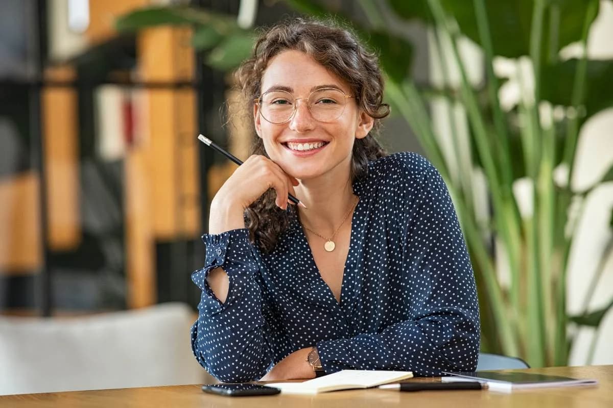 Vrouw zoekt een nieuwe vacature via VacatureGevonden